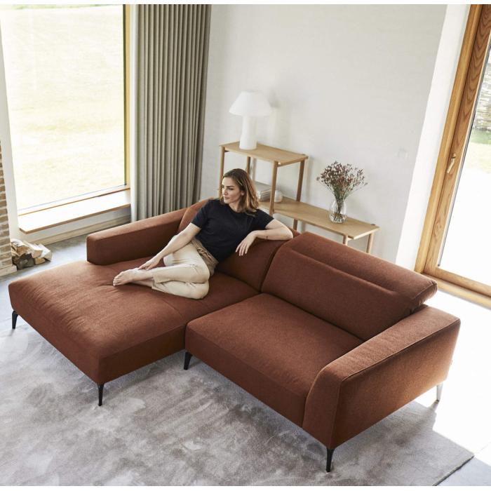 flexlux-voluzzi-1½-seater-sofa-with-chaise-longue-fabric-cover-denno-rusty-orange-1½-szemelyes-kanape-loungerrel-szovet-karpit-rozsda-narancs-innoconcept-02