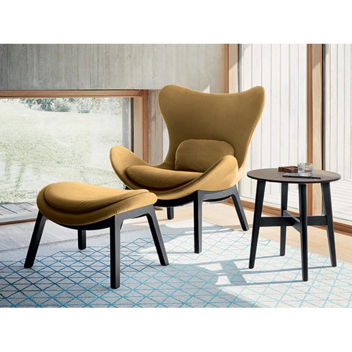 calligaris-lazy-armchair-with-wooden-legs-ochre-yellow-interior-fotel-fa-labbal-okker-sarga-enterior-innoconceptdesign-2
