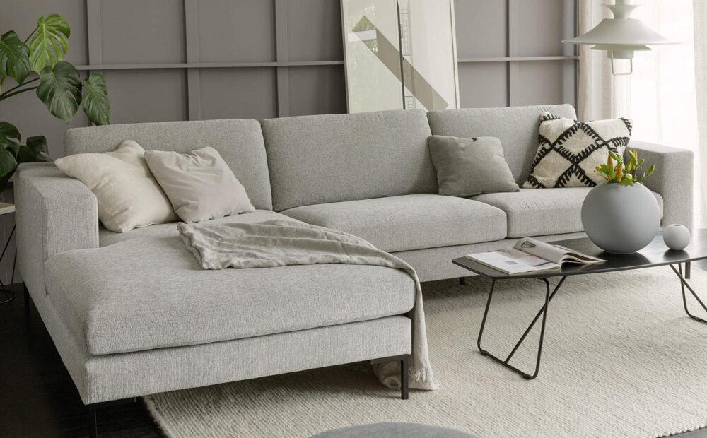 sits-DOMINO-4-seater-sofa-with-chaise-lounge-atropa-light-grey-DOMINO-4-szemelyes-modularis-kanape-pihenoresszel-vilagosszurke